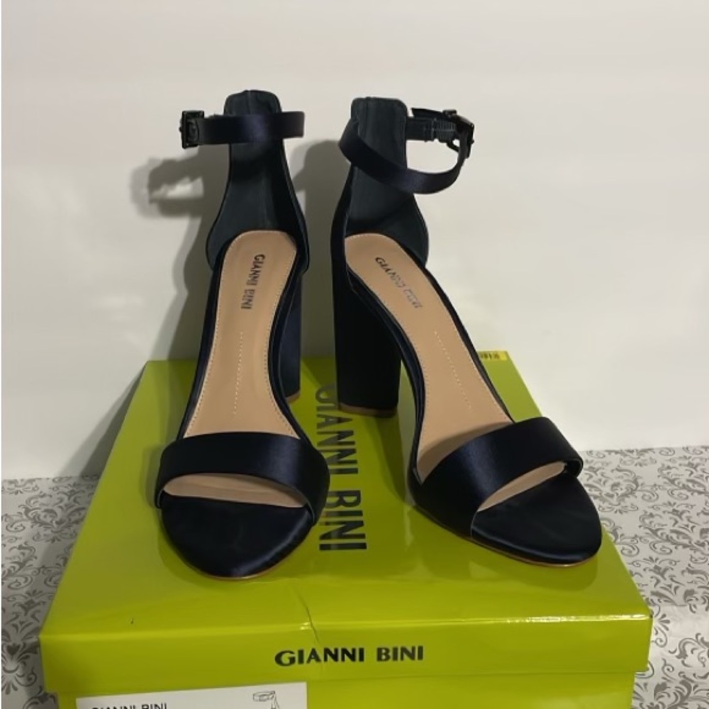 Gianni Bini open toe , block heel shoes, size 9M